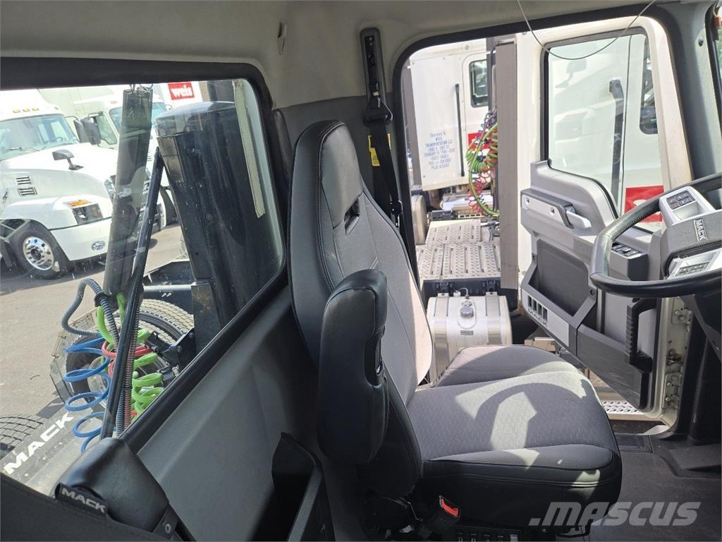 Mack AN64T Cavalos Mecânicos