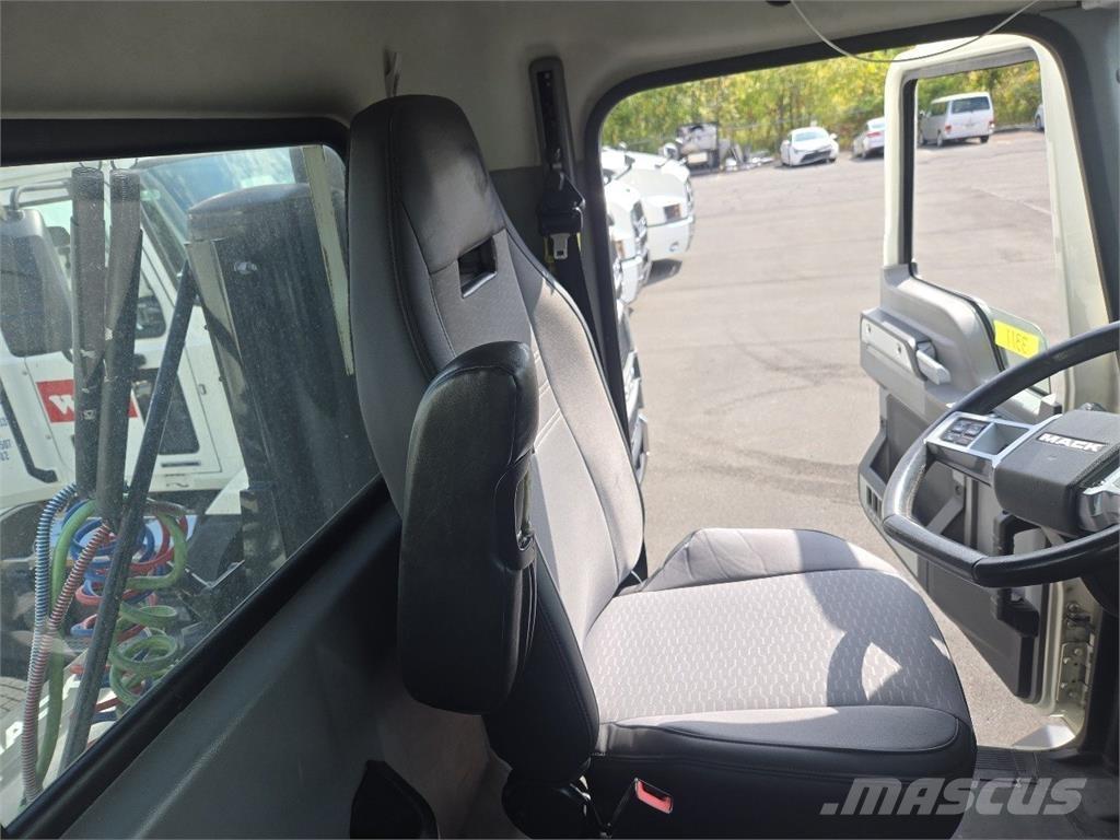 Mack AN64T Cavalos Mecânicos