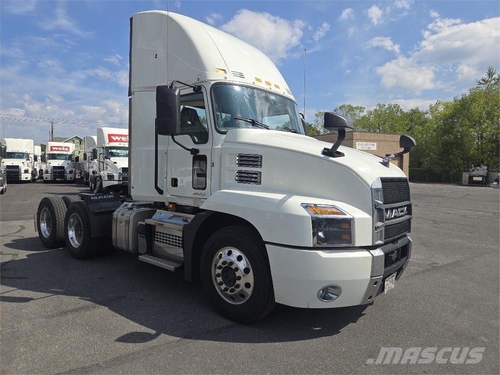 Mack AN64T Cavalos Mecânicos