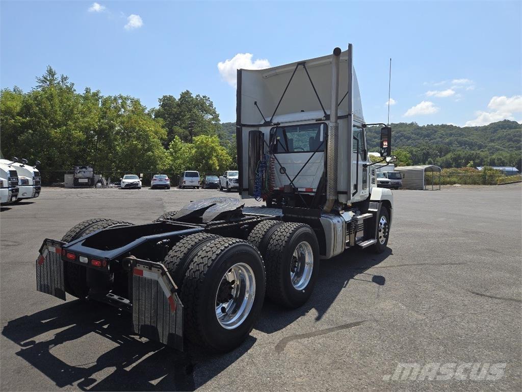 Mack AN64T Cavalos Mecânicos