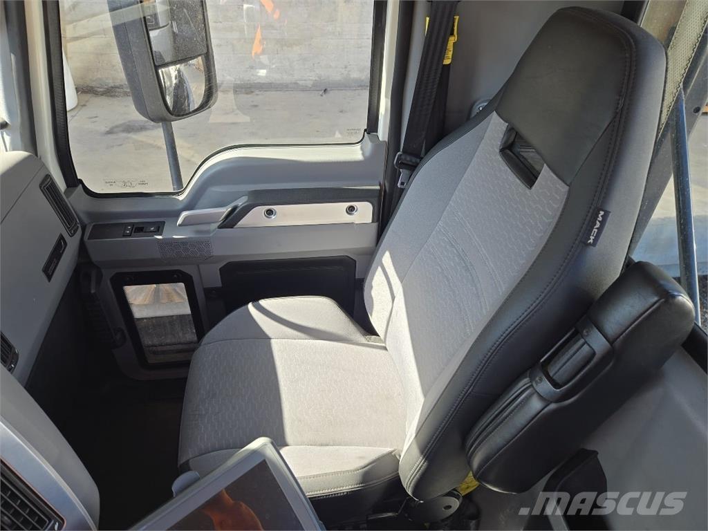 Mack AN64T Cavalos Mecânicos