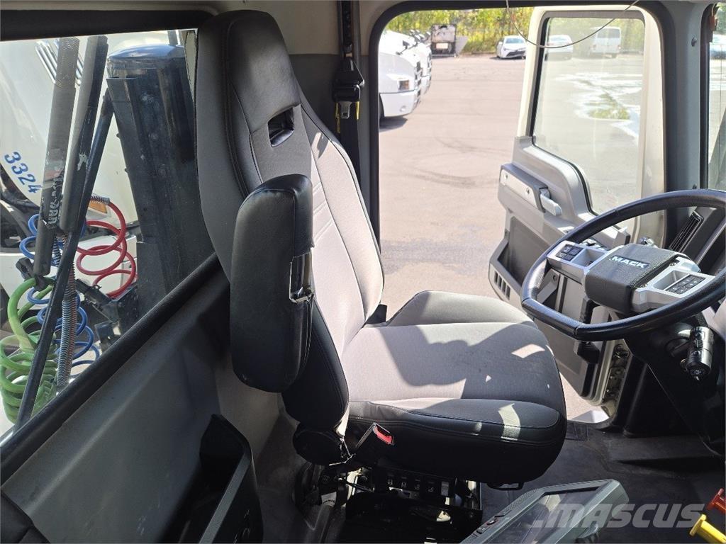 Mack AN64T Cavalos Mecânicos