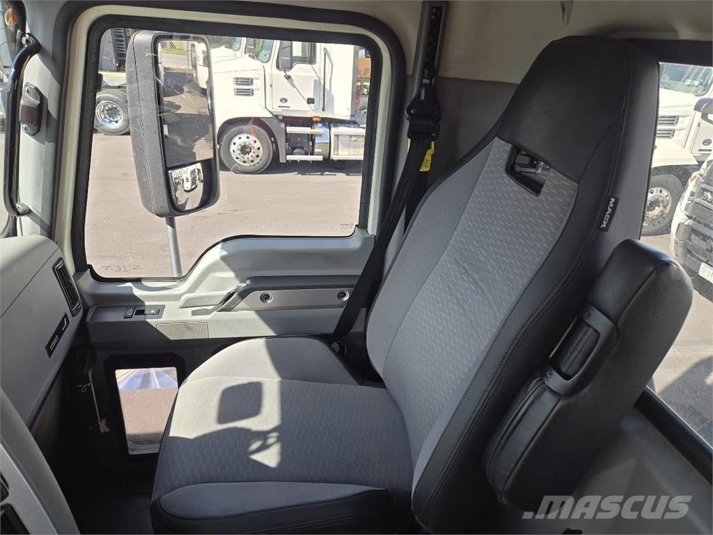 Mack AN64T Cavalos Mecânicos