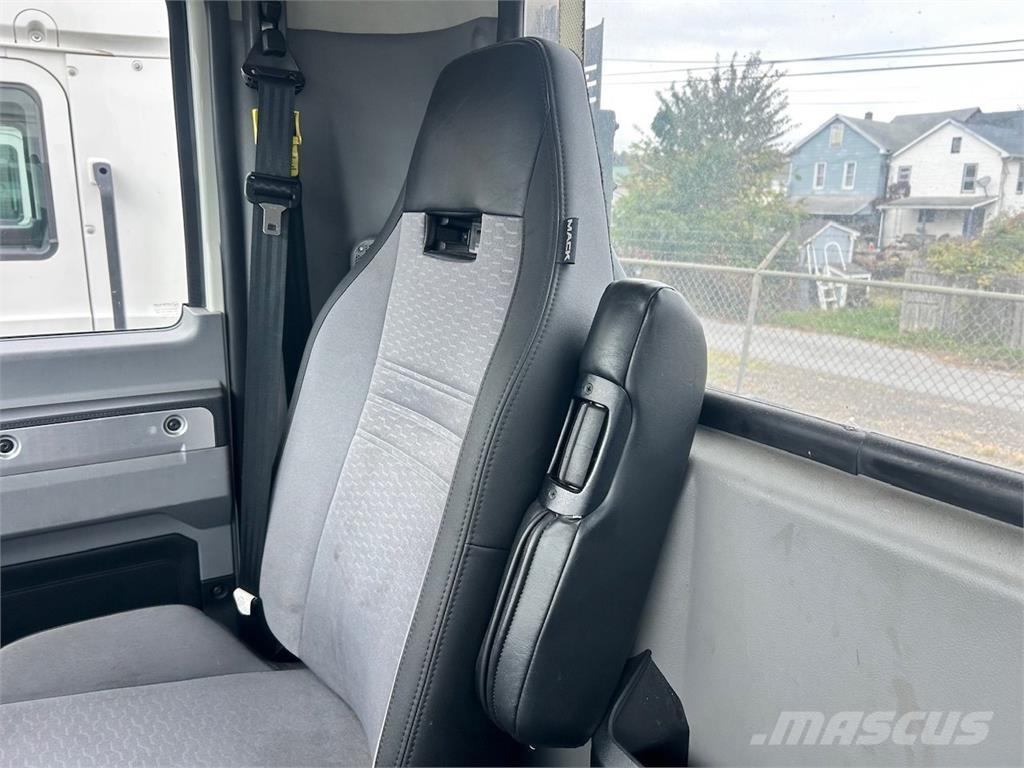 Mack AN64T Cavalos Mecânicos