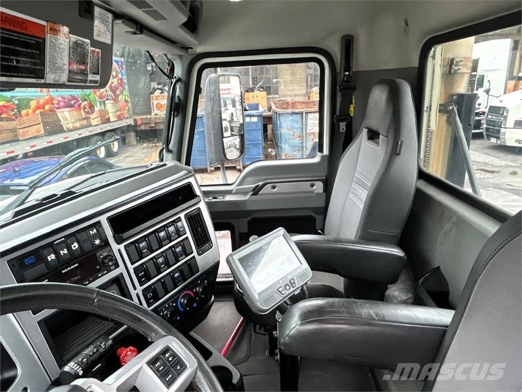 Mack AN64T Cavalos Mecânicos