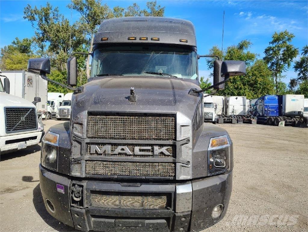 Mack Anthem 64T Cavalos Mecânicos