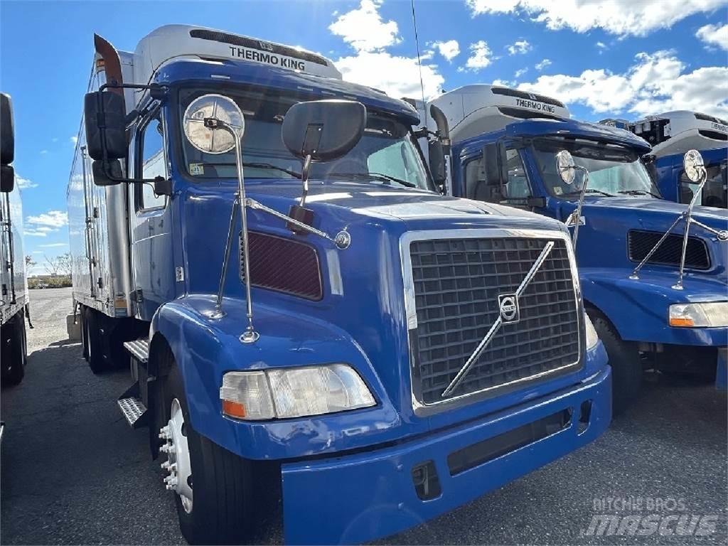 Volvo VNM64T200 Caminhões caixa temperatura controlada