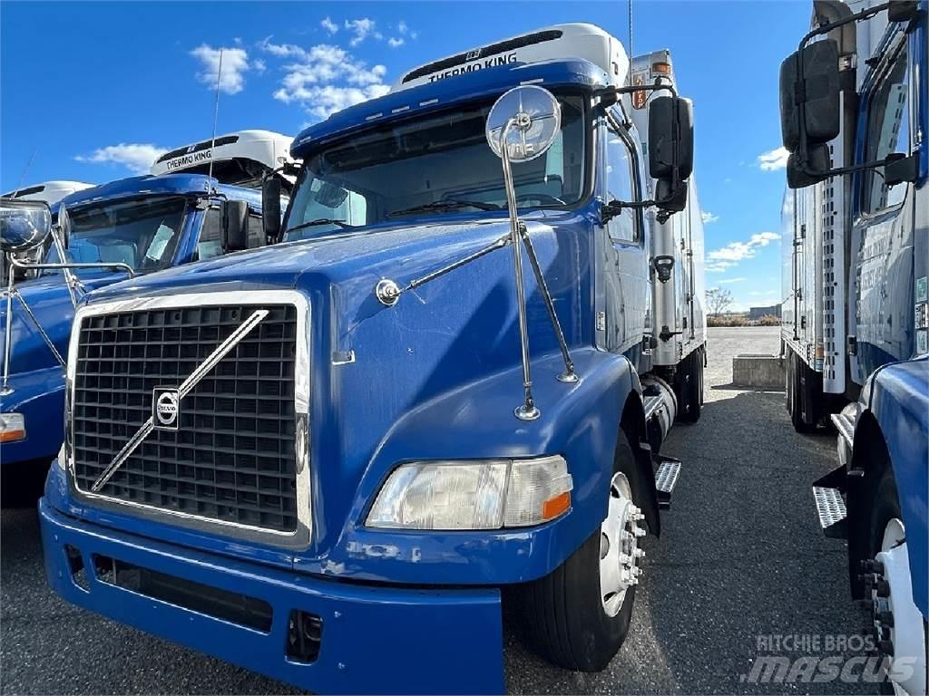 Volvo VNM64T200 Caminhões caixa temperatura controlada