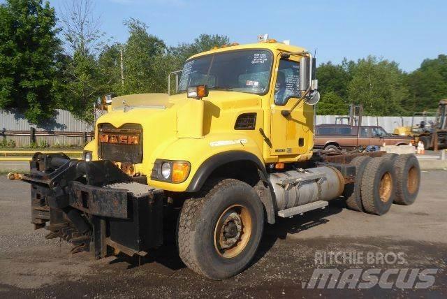 Mack CV713 Camiões de chassis e cabine