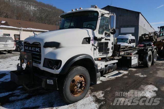 Mack CV713 Camiões de chassis e cabine