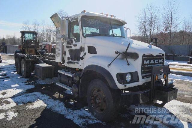 Mack CV713 Camiões de chassis e cabine