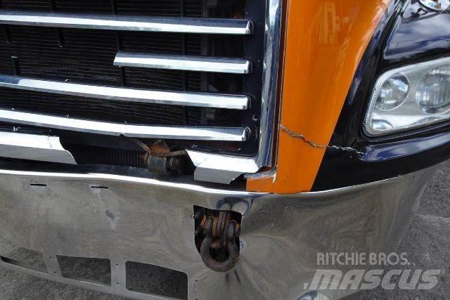 Mack CX612 Camiões de chassis e cabine