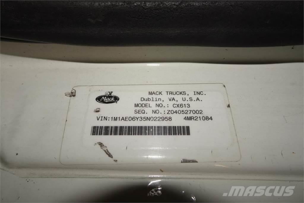 Mack CX613 Camiões de chassis e cabine