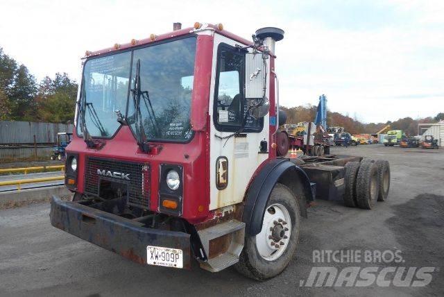 Mack MR688S Camiões de chassis e cabine