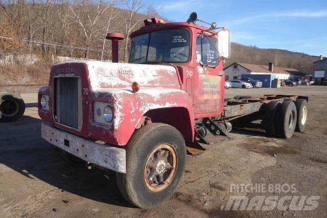 Mack R611 Camiões de chassis e cabine