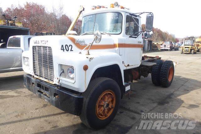 Mack R690T Camiões de chassis e cabine