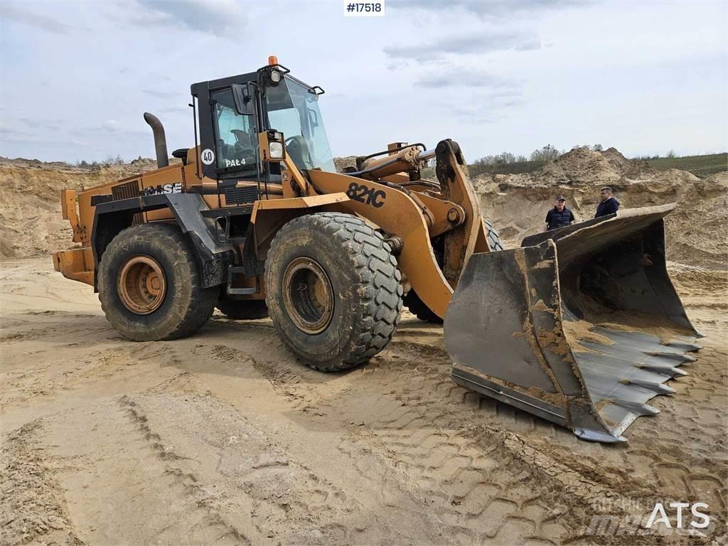 CASE 821C Carregadeiras de rodas