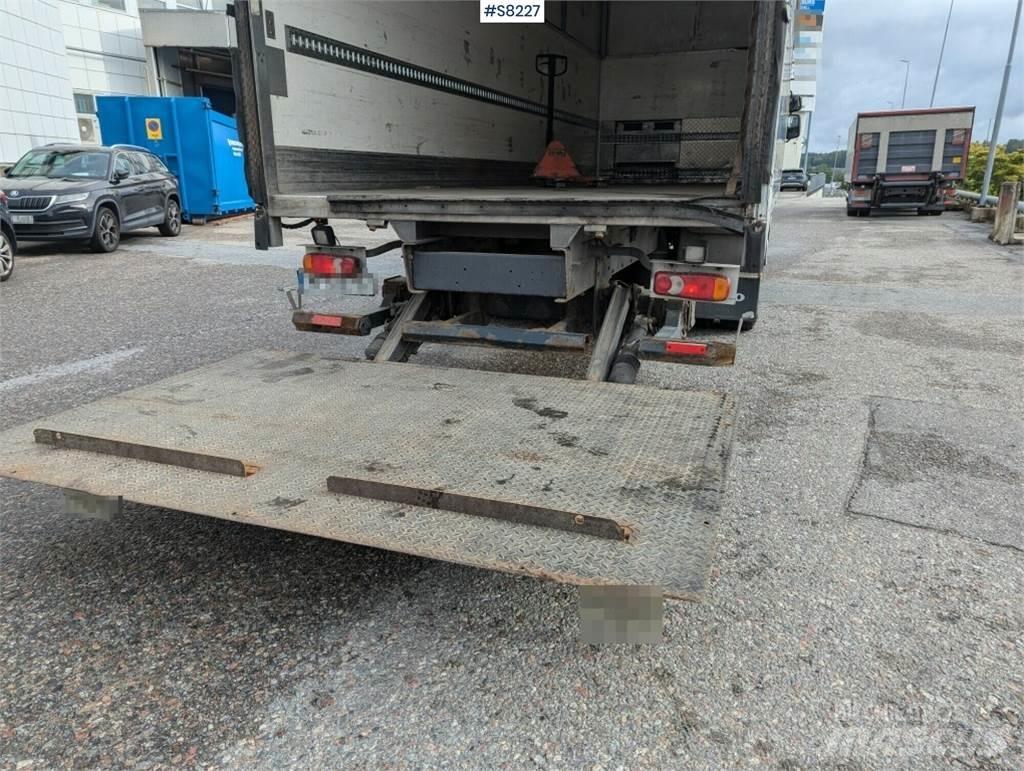 Volvo FL Caminhões de caixa fechada