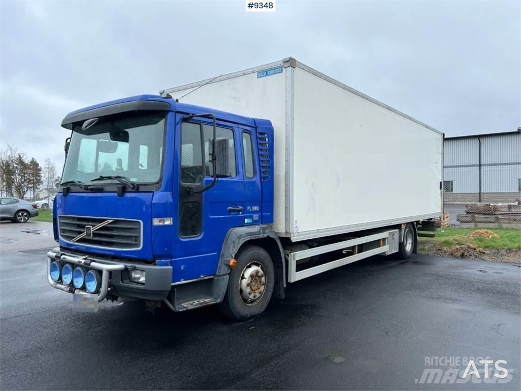 Volvo FL6 4X2 Caminhões de caixa fechada