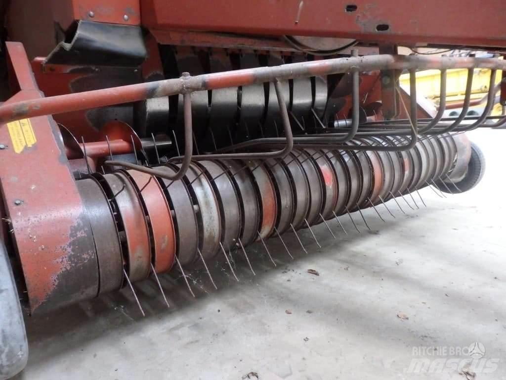 Hesston 4900 Enfardadeira de rolos