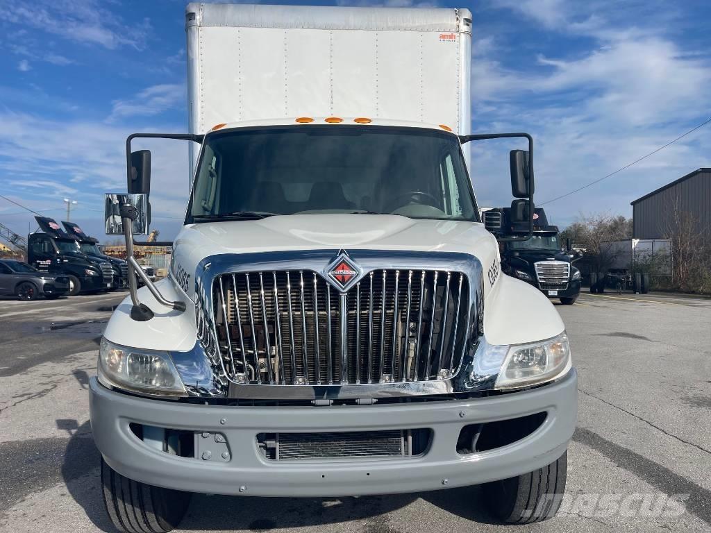 International 4300 Caminhões de caixa fechada