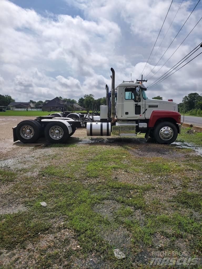 Mack P 164 T Camiões de chassis e cabine