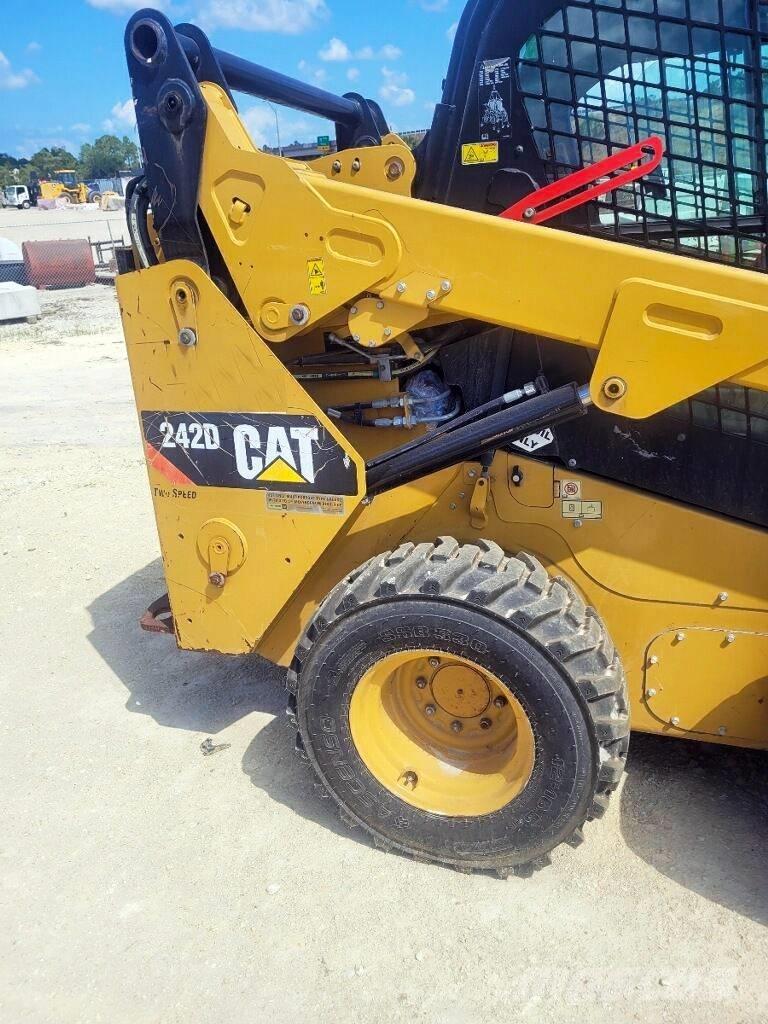 CAT 242 D Minicarregadeiras
