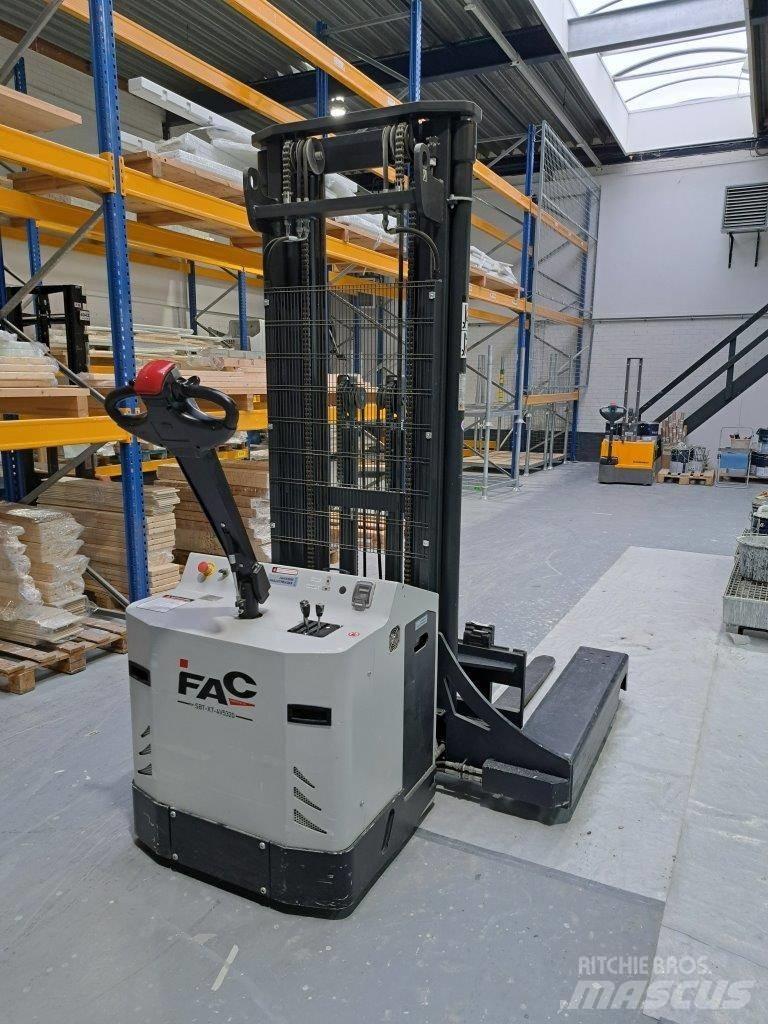 Combilift CSI Empilhador para operador externo