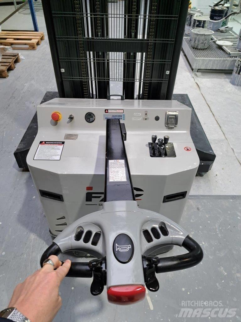 Combilift CSI Empilhador para operador externo