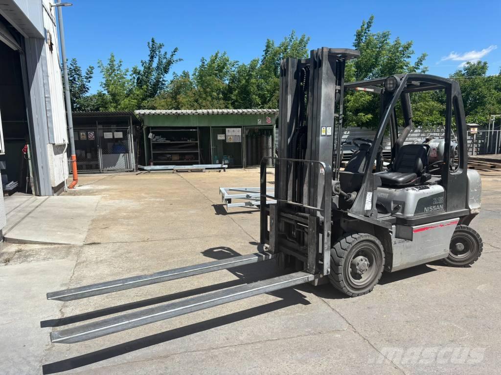 Nissan UD02A25PQ Empilhadores a gás