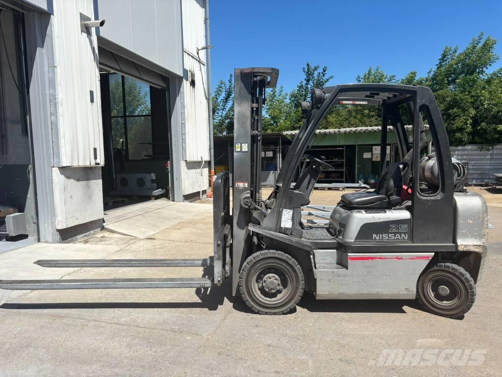 Nissan UD02A25PQ Empilhadores a gás