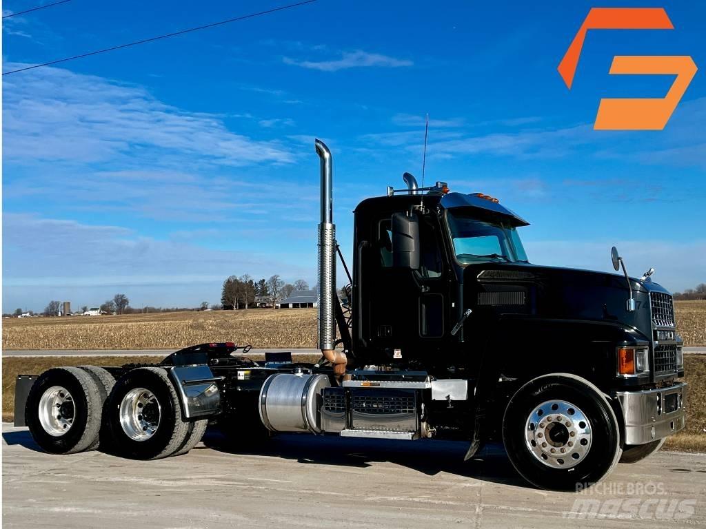 Mack Pinnacle Cavalos Mecânicos