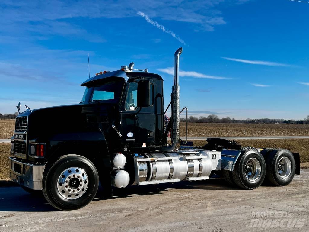 Mack Pinnacle Cavalos Mecânicos