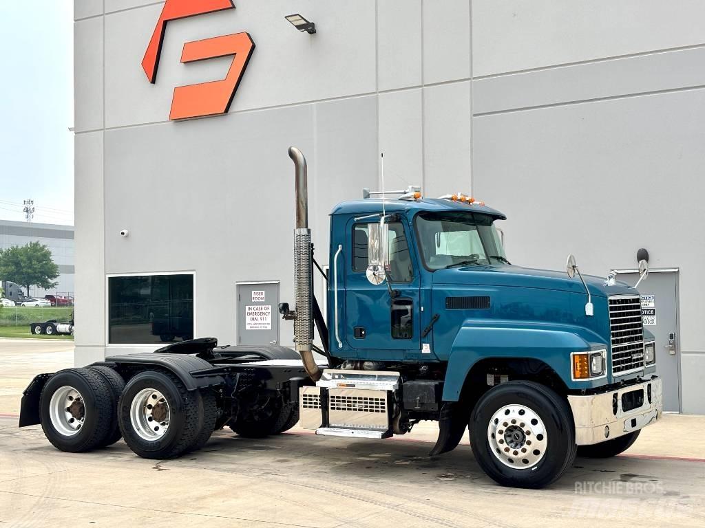 Mack Pinnacle Cavalos Mecânicos