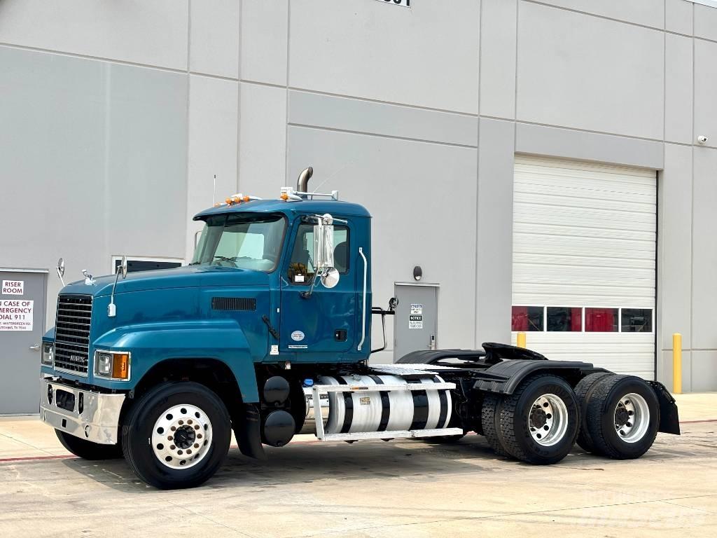Mack Pinnacle Cavalos Mecânicos