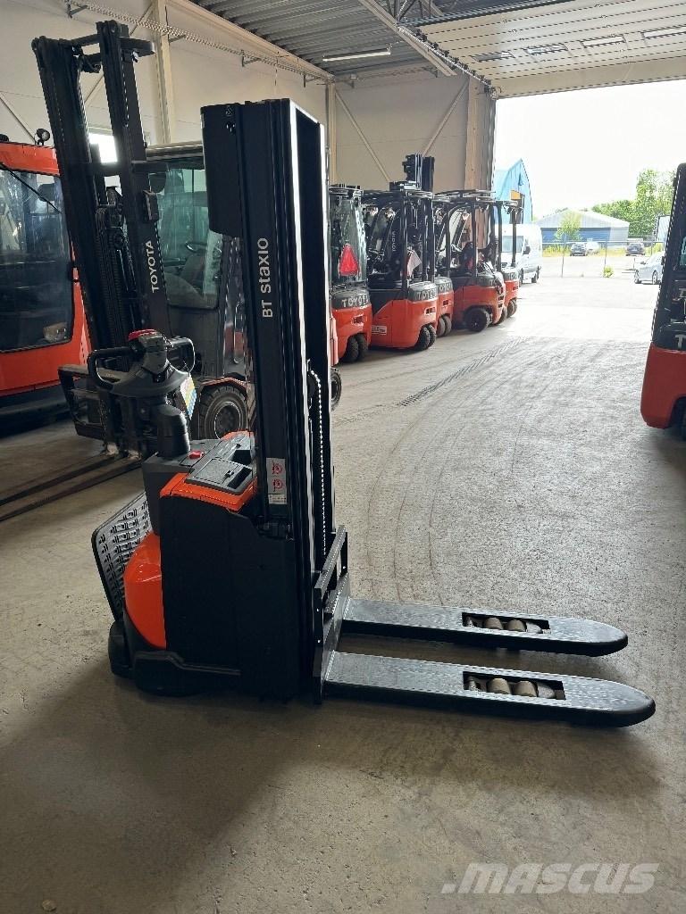 Toyota SWE120L Empilhador para operador externo