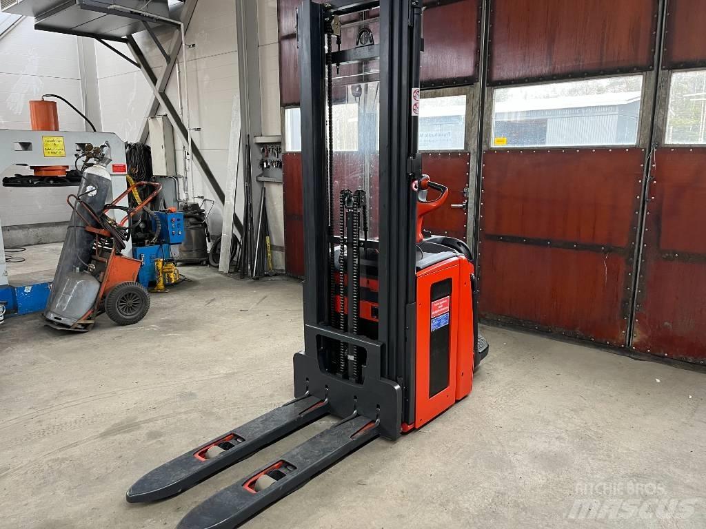 Linde L14AP Self propelled stackers
