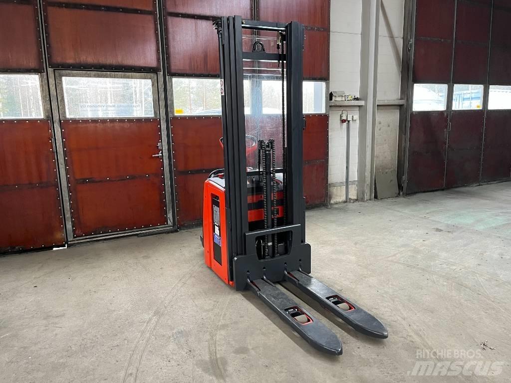 Linde L14AP Self propelled stackers