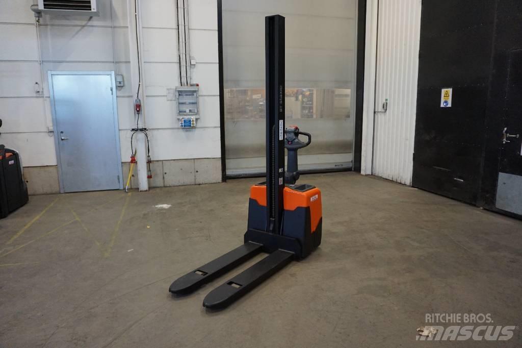 Toyota HWE100 Empilhador para operador externo