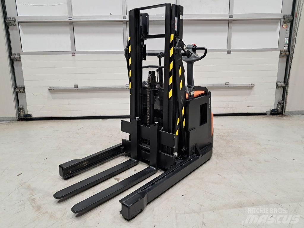 Toyota SWE120XR Empilhador para operador externo