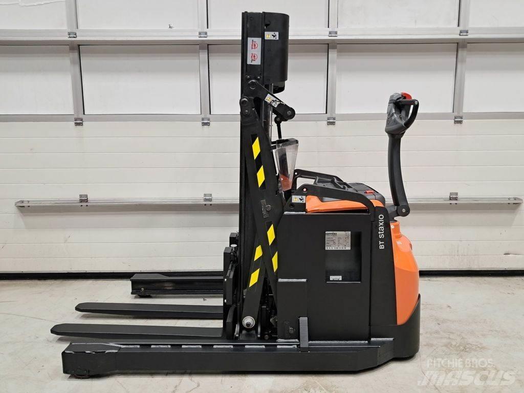 Toyota SWE120XR Empilhador para operador externo