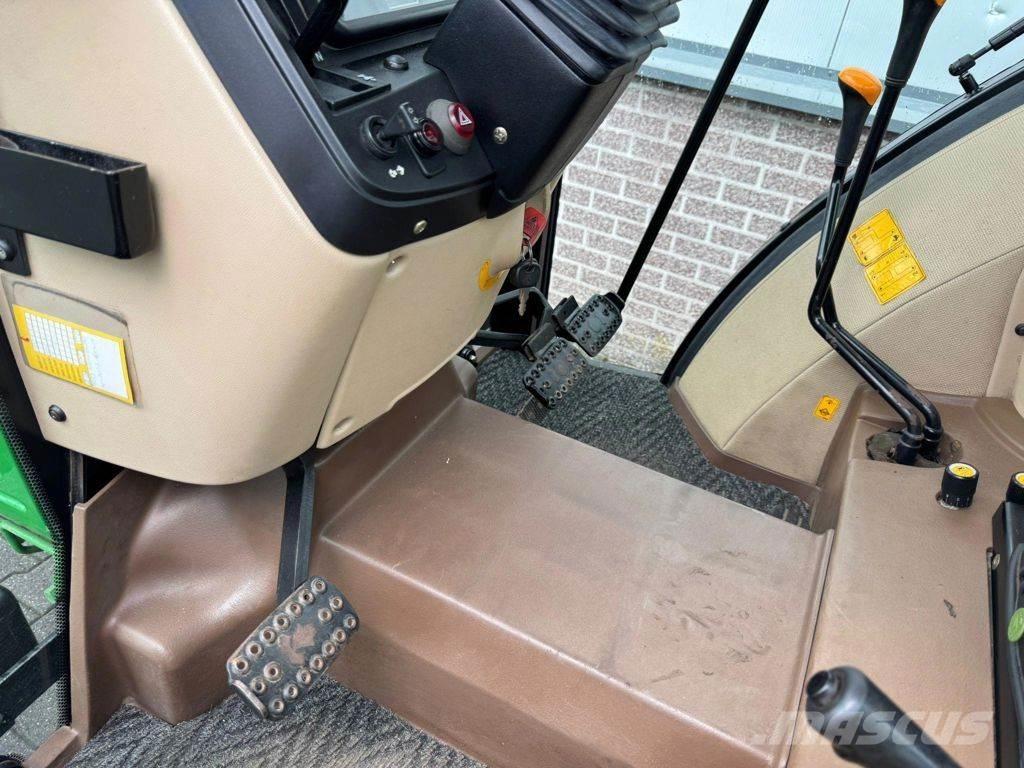 John Deere 5215 Automóvel