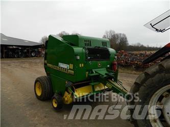 John Deere 575 Enfardadeira de rolos