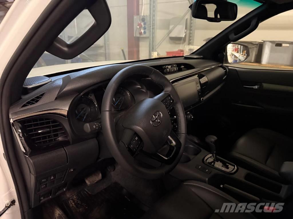 Toyota Hilux 2.8D Carrinhas de caixa fechada