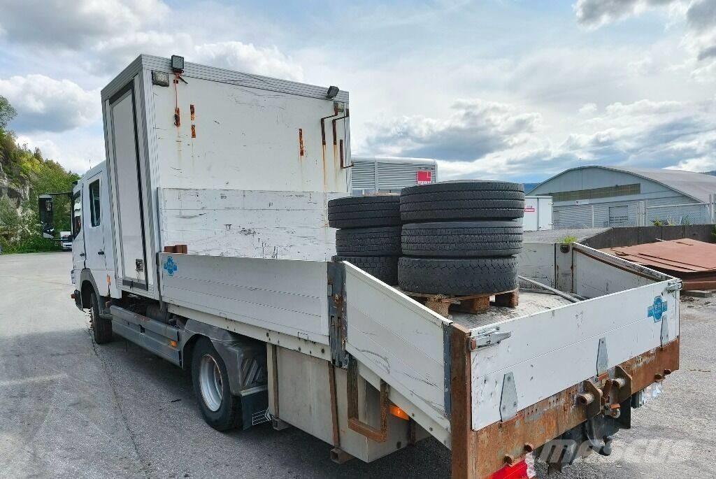 Mercedes-Benz 1018 Caminhões de caixa fechada