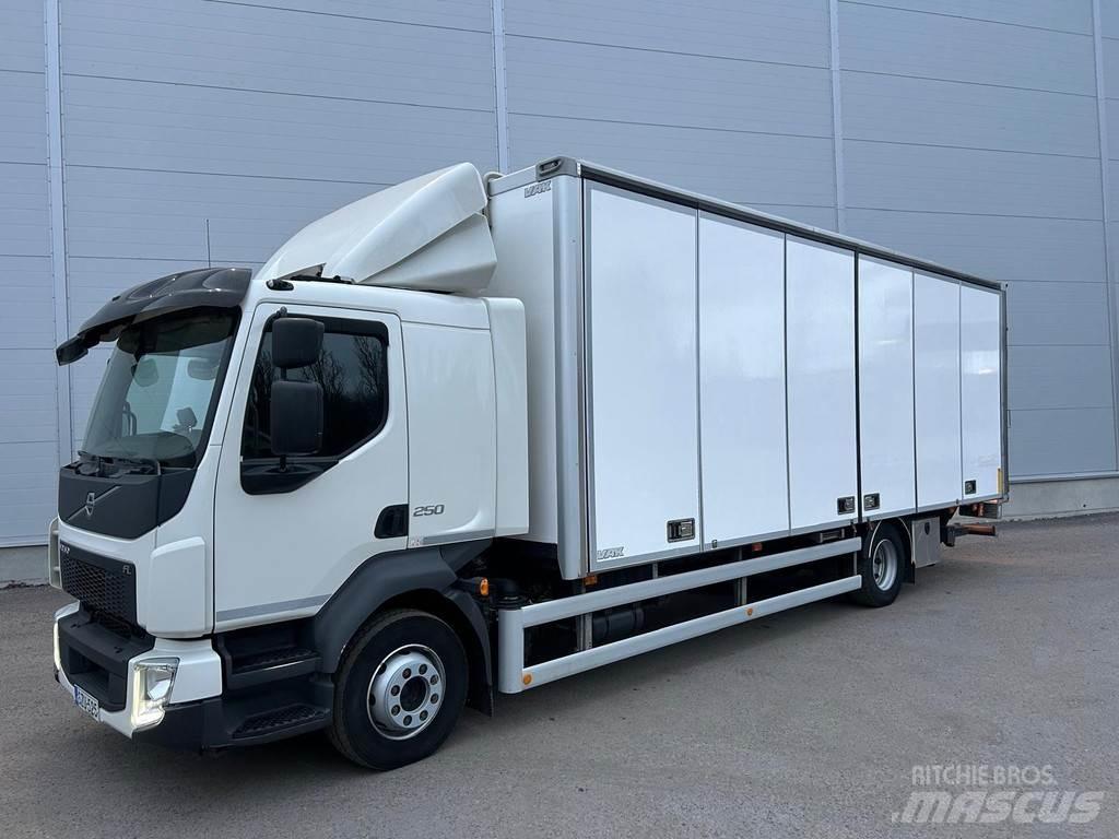 Volvo FL Caminhões de caixa fechada