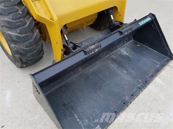 CAT 272 D Minicarregadeiras