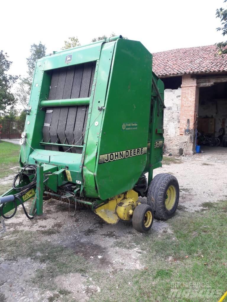 John Deere 590 Enfardadeira de rolos