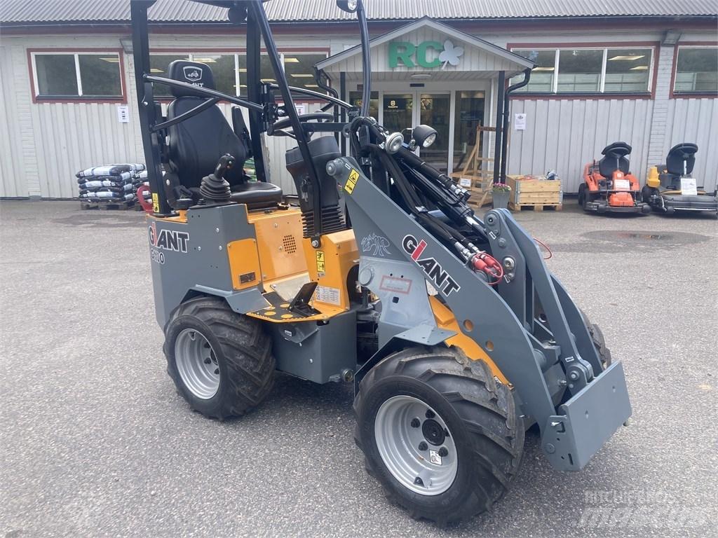 GiANT G1100 Carregadora multifunções