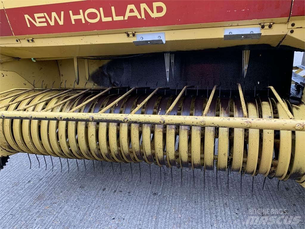 New Holland 945 Enfardadeira de rolos